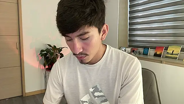 Snapshot of sweettaaron01 chatting on 28, 10, 2025 sweettaaron01 online show from 28, 10, 2025