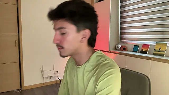 Snapshot of sweettaaron01 chatting on 15, 12, 2025 sweettaaron01 online show from 15, 12, 2025