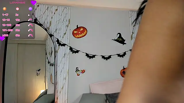 Snapshot of MissVioleet_ chatting on 19, 10, 2025 MissVioleet online show from 19, 10, 2025