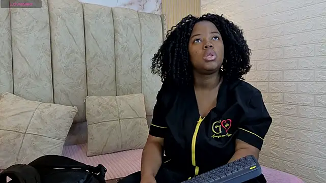 Snapshot of kiarazafira chatting on 7, 10, 2025 kiarazafira online show from 7, 10, 2025