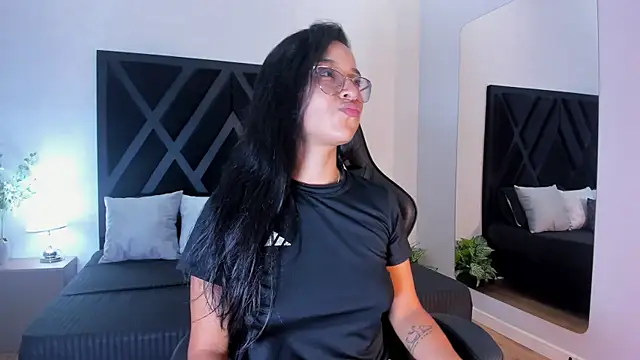 Snapshot of zoe_martins_ chatting on 25, 5, 2026 zoe martins online show from 25, 5, 2026
