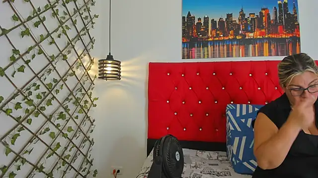 carolinacrus01 online show from 31, 10, 2025