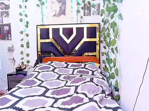 lucywhite13 online show from 10, 10, 2025