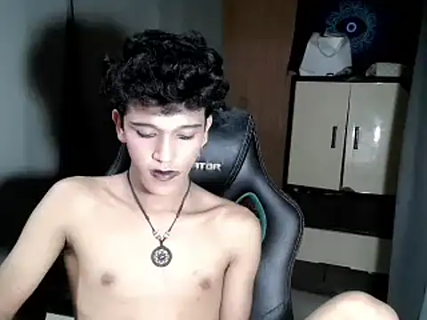 Snapshot of kenbigcockxx chatting on 10, 11, 2025 kenbigcockxx online show from 10, 11, 2025