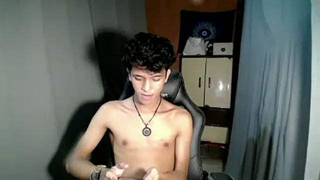 Snapshot of kenbigcockxx chatting on 11, 11, 2025 kenbigcockxx online show from 11, 11, 2025