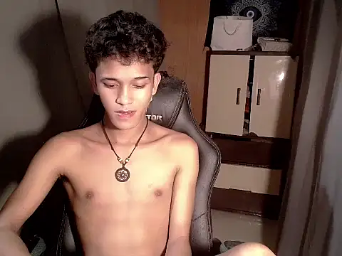 Snapshot of kenbigcockxx chatting on 14, 11, 2025 kenbigcockxx online show from 14, 11, 2025