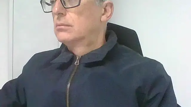 Snapshot of Sensor2000 chatting on 15, 12, 2025 Sensor2000 online show from 15, 12, 2025