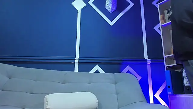 etham wolf  online show from 18, 9, 2025