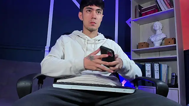 etham wolf  online show from 19, 9, 2025