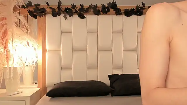 Daphne And Roger online show from 2, 12, 2025