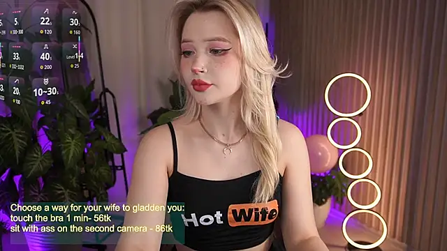 LauraWifeness online show from 5, 10, 2025