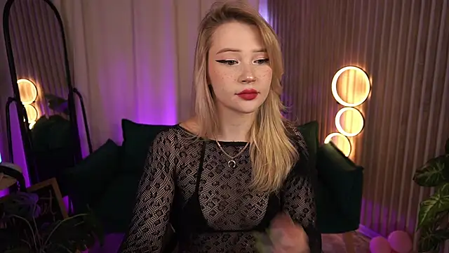 LauraWifeness online show from 17, 4, 2026