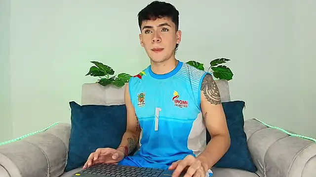 Snapshot of CamiiGuzmanX chatting on 12, 9, 2025 CamiiGuzmanX online show from 12, 9, 2025