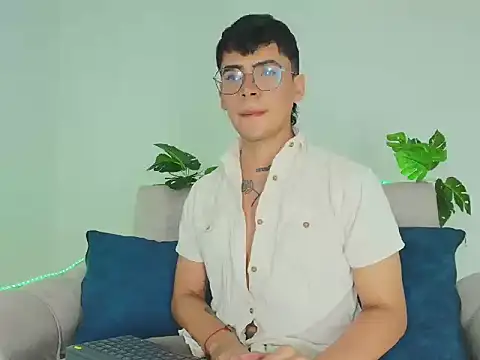 Snapshot of CamiiGuzmanX chatting on 16, 9, 2025 CamiiGuzmanX online show from 16, 9, 2025