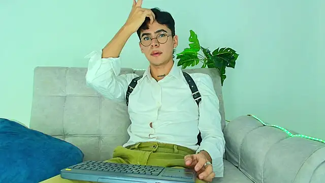 Snapshot of CamiiGuzmanX chatting on 29, 9, 2025 CamiiGuzmanX online show from 29, 9, 2025