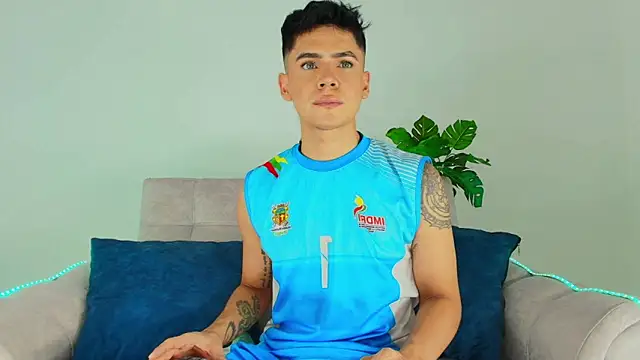 Snapshot of CamiiGuzmanX chatting on 6, 10, 2025 CamiiGuzmanX online show from 6, 10, 2025