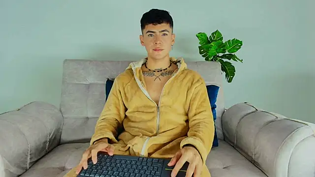 Snapshot of CamiiGuzmanX chatting on 8, 10, 2025 CamiiGuzmanX online show from 8, 10, 2025