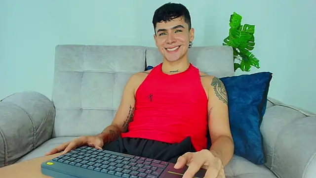 Snapshot of CamiiGuzmanX chatting on 11, 10, 2025 CamiiGuzmanX online show from 11, 10, 2025