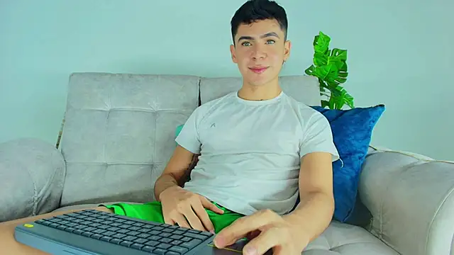 Snapshot of CamiiGuzmanX chatting on 12, 10, 2025 CamiiGuzmanX online show from 12, 10, 2025