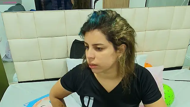 Snapshot of gisell_gomez chatting on 27, 10, 2025 gisell gomez online show from 27, 10, 2025