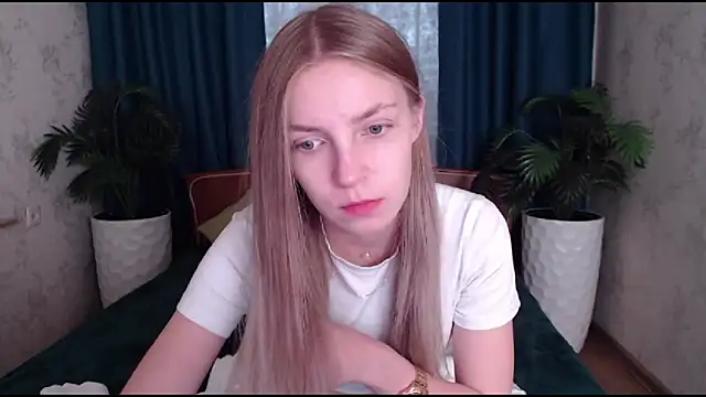 Snapshot of HitGyrl chatting on 30, 10, 2025 HitGyrl online show from 30, 10, 2025