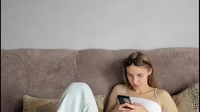 Snapshot of HitGyrl chatting on 5, 11, 2025 HitGyrl online show from 5, 11, 2025