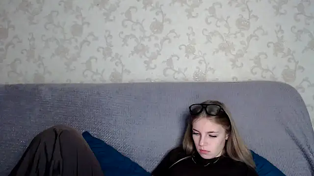 Snapshot of HitGyrl chatting on 13, 11, 2025 HitGyrl online show from 13, 11, 2025