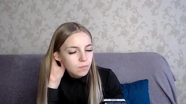 Snapshot of HitGyrl chatting on 16, 11, 2025 HitGyrl online show from 16, 11, 2025