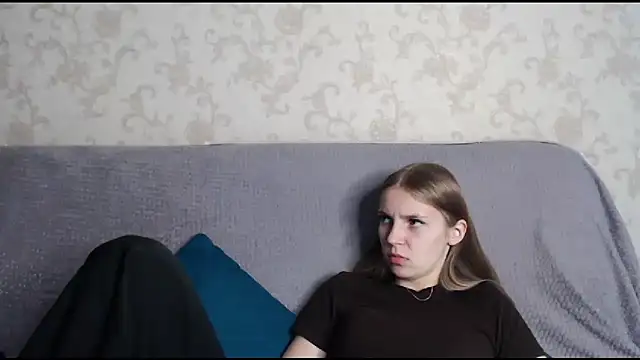 Snapshot of HitGyrl chatting on 4, 12, 2025 HitGyrl online show from 4, 12, 2025