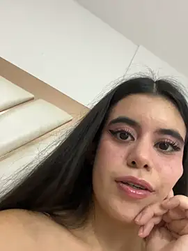 CoralineRusso1 online show from 19, 11, 2025