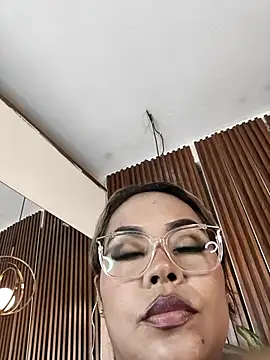 Snapshot of EmilyDuran_ chatting on 9, 10, 2025 EmilyDuran online show from 9, 10, 2025