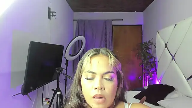 Snapshot of EmilyDuran_ chatting on 19, 10, 2025 EmilyDuran online show from 19, 10, 2025