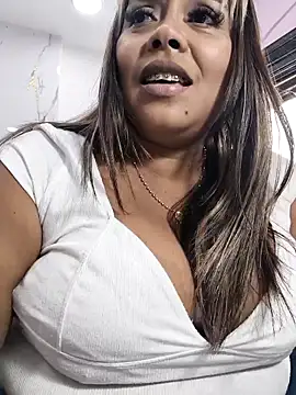 Snapshot of EmilyDuran_ chatting on 27, 11, 2025 EmilyDuran online show from 27, 11, 2025