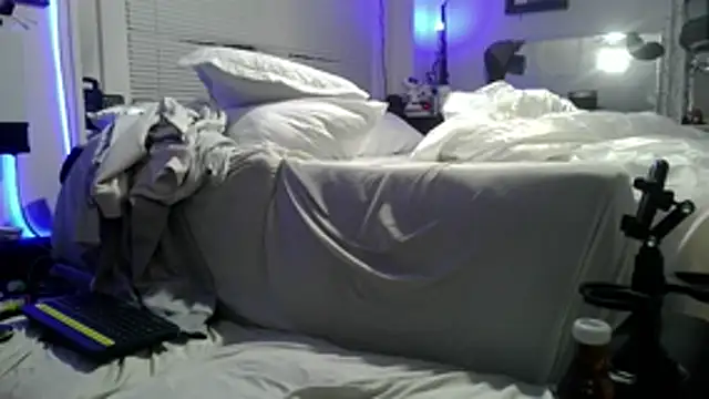 Snapshot of Luv2SuckBWC92 chatting on 6, 11, 2025 Luv2SuckBWC92 online show from 6, 11, 2025