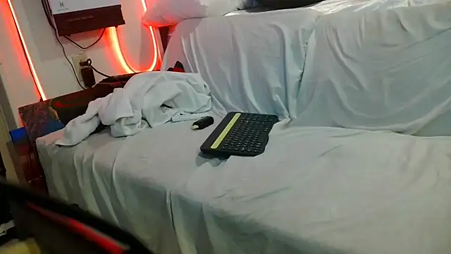 Snapshot of Luv2SuckBWC92 chatting on 15, 11, 2025 Luv2SuckBWC92 online show from 15, 11, 2025