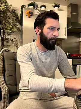 Snapshot of Michel_huge chatting on 15, 11, 2025 Michel huge online show from 15, 11, 2025