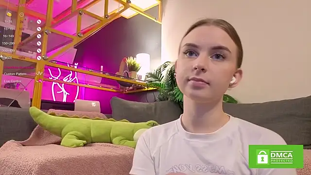 Snapshot of FlexiPixie chatting on 13, 11, 2025 FlexiPixie online show from 13, 11, 2025