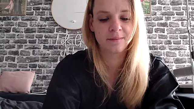 Snapshot of SexyMilf_37 chatting on 14, 6, 2026 SexyMilf 37 online show from 14, 6, 2026