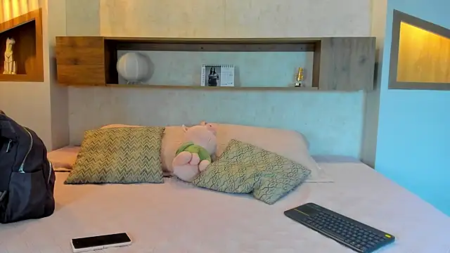 Emilly Beaumont online show from 14, 4, 2026