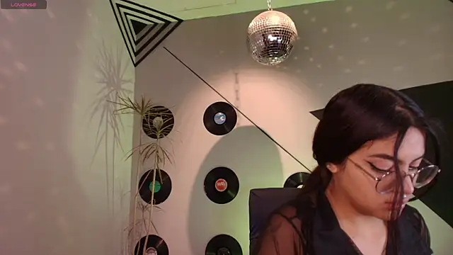 Lilith and Khloe online show from 19, 10, 2025