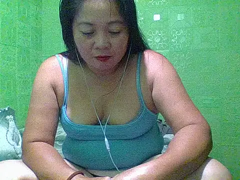 hottestmommm12345 online show from 15, 10, 2025