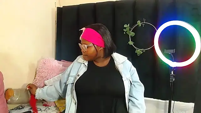 Snapshot of AmazingDarkDoll chatting on 18, 10, 2025 AmazingDarkDoll online show from 18, 10, 2025