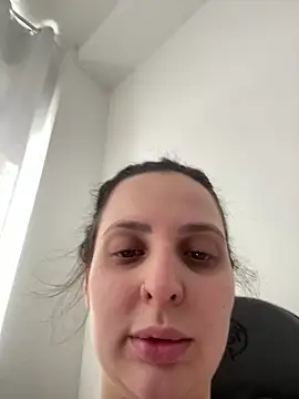 yumi-hot online show from 13, 3, 2026