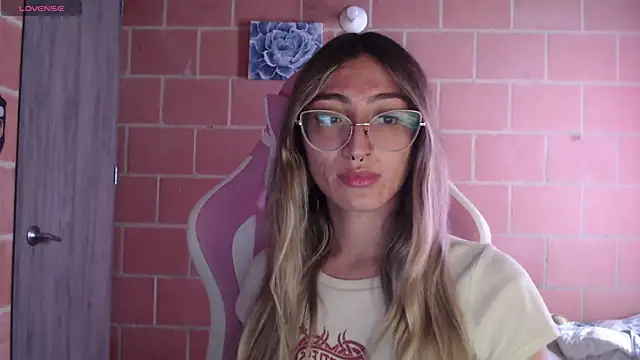 Snapshot of Andrea_camilaaa chatting on 28, 10, 2025 Andrea camilaaa online show from 28, 10, 2025