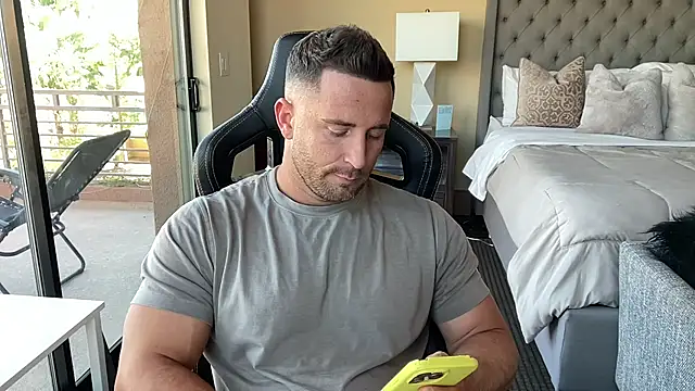 brettmycles28 online show from 22, 10, 2025