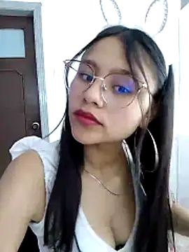 Snapshot of SofieLove_01 chatting on 17, 10, 2025 SofieLove 01 online show from 17, 10, 2025