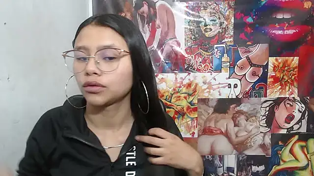 Snapshot of SofieLove_01 chatting on 19, 10, 2025 SofieLove 01 online show from 19, 10, 2025