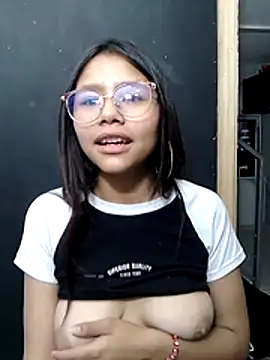 Snapshot of SofieLove_01 chatting on 21, 12, 2025 SofieLove 01 online show from 21, 12, 2025