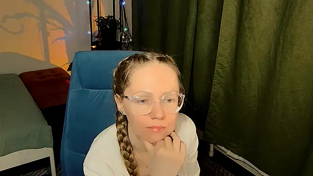 Snapshot of _Goldilocks_ chatting on 6, 10, 2025  Goldilocks  online show from 6, 10, 2025
