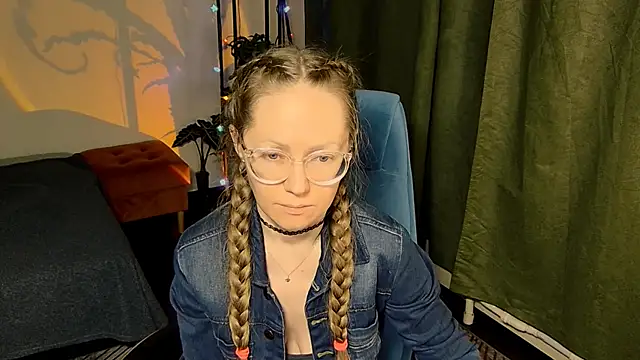 Snapshot of _Goldilocks_ chatting on 7, 10, 2025  Goldilocks  online show from 7, 10, 2025